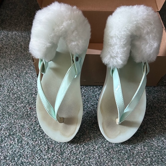Size 2 UGG K Laalaa sandal/flip flop with detachable fur - Picture 1 of 4